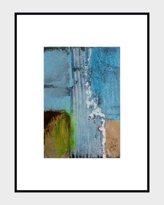 Abstraktes Werk „005_2025“ von Peter Jaschinski: Vertikale, weiß-blaue Texturstreifen dominieren das Zentrum, flankiert von einer leuchtend grünen Fläche links und einer sandfarbenen Fläche rechts. Feine schwarze Farbspritzer und grafische Linien auf Packpapier verstärken die maritime Dynamik.