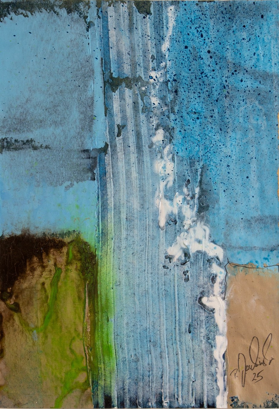 Abstraktes Werk „005_2025“ von Peter Jaschinski: Vertikale, weiß-blaue Texturstreifen dominieren das Zentrum, flankiert von einer leuchtend grünen Fläche links und einer sandfarbenen Fläche rechts. Feine schwarze Farbspritzer und grafische Linien auf Packpapier verstärken die maritime Dynamik.