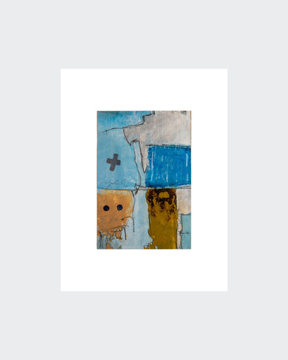 Abstraktes Werk „008_2023“ von Peter Jaschinski: Mischtechnik auf Papier in Blau, Ocker und Weiß mit einem markanten schwarzen Kreuz im oberen linken Quadranten. Die Komposition zeigt blockhafte Farbflächen und feine Linienzeichnungen, die alchemistische Elemente symbolisieren.