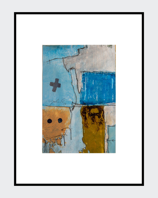 Abstraktes Werk „008_2023“ von Peter Jaschinski: Mischtechnik auf Papier in Blau, Ocker und Weiß mit einem markanten schwarzen Kreuz im oberen linken Quadranten. Die Komposition zeigt blockhafte Farbflächen und feine Linienzeichnungen, die alchemistische Elemente symbolisieren.