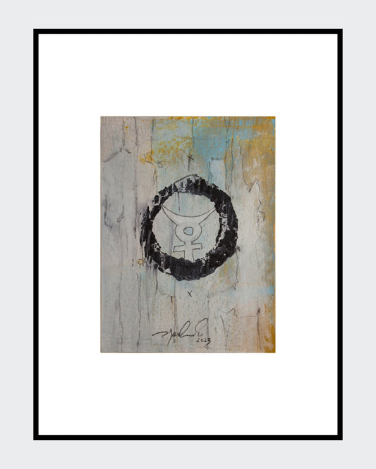 Eine dunkle Ouroboros-Schlange bildet einen Kreis um das zentrale Mercurius-Symbol. Die abstrakte Mischtechnik auf Papier zeigt eine hellgraue, rissige Textur mit feinen grafischen Details sowie dezenten gelben und blauen Akzenten.