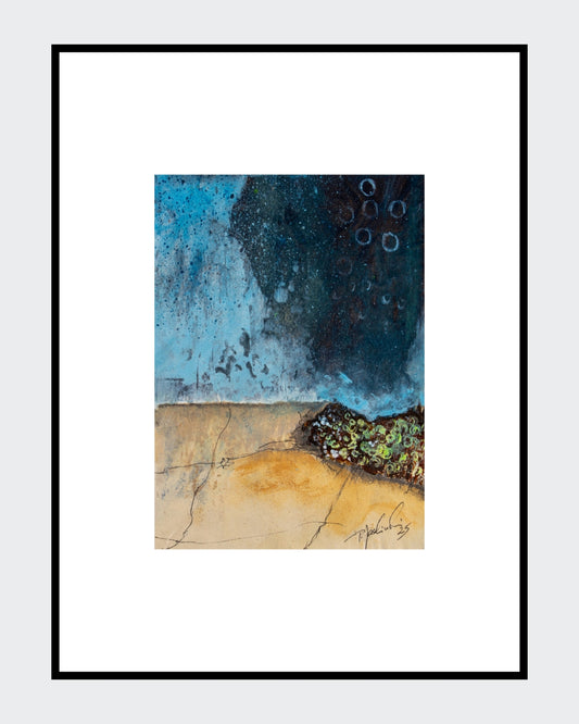 Abstraktes Mischtechnik-Werk von Peter Jaschinski: Eine vertikale Komposition auf strukturiertem Papier, dominiert von einem tiefblauen Farbfeld im oberen Bereich und erdigen Ockertönen darunter. In der Mitte befindet sich ein markantes, dunkles Kreissymbol, das von feinen zeichnerischen Linien und hellen Akzenten durchbrochen wird.