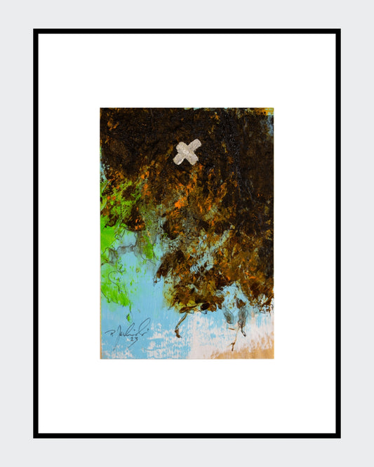 Abstraktes Mischtechnik-Werk von Peter Jaschinski: Dunkle braune und grüne Strukturen im oberen Bereich lassen ein hellblaues Farbfeld durchscheinen, was an ein herbstliches Blätterdach erinnert. Ein kleines silbernes Kreuz setzt einen grafischen Akzent in der Bildmitte.