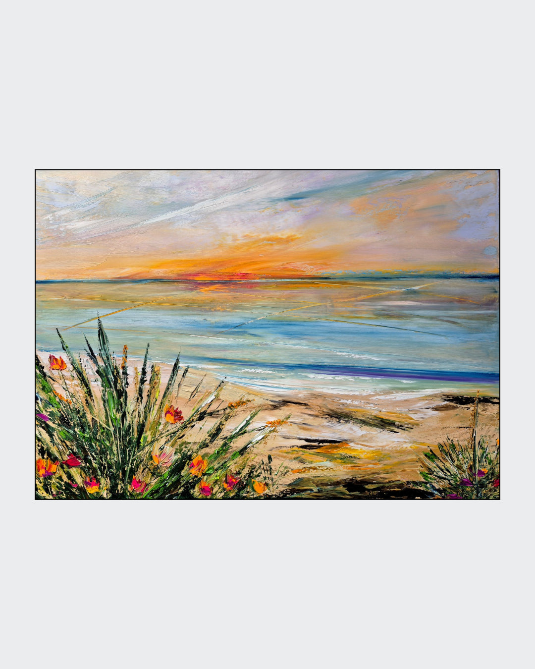 Abstraktes Ölgemälde "Am Abend" von Petra Erengil, 50x70 cm. Abendliche Küstenlandschaft mit orange-gelbem Himmel, ruhigem Meer und Strandgras. Florale abstrakte Malerei. ARTSPACER