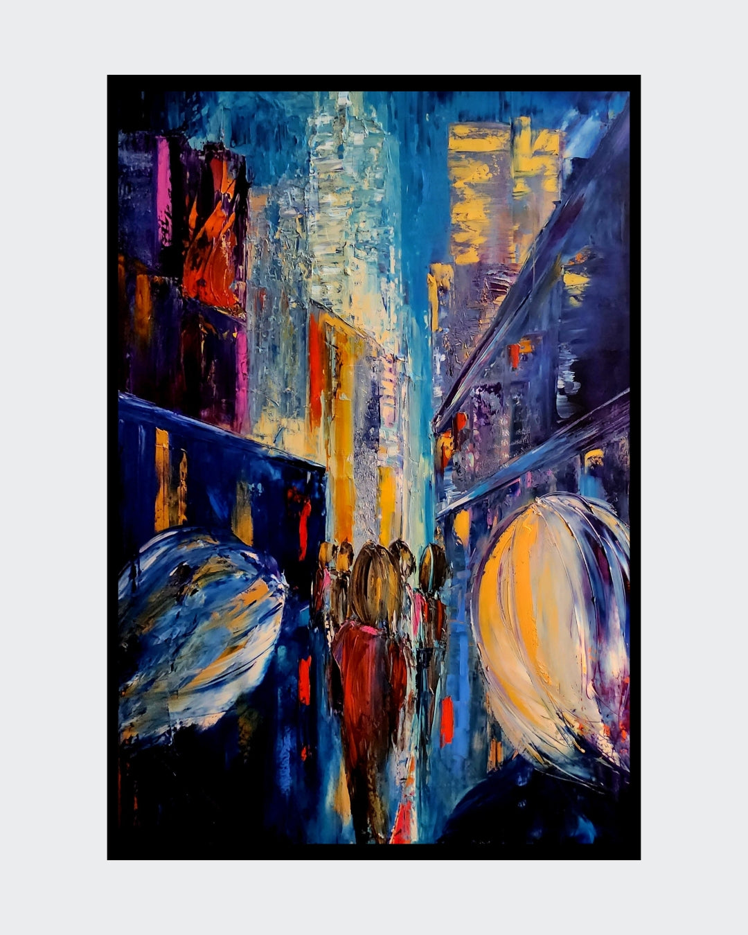 Das Gemälde “Cityglow” von Petra Erengil zeigt eine lebhafte Straßenszene bei Nacht. Hohe Gebäude säumen die Straße, die von Menschenmengen belebt ist. Die pastöse Spachteltechnik mit Ölfarben verleiht dem Bild eine faszinierende Struktur und Tiefe, die die Energie und Dynamik des städtischen Lebens einfängt. ARTSPACER.