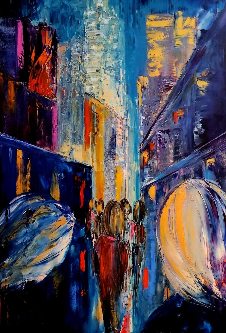 Das Gemälde “Cityglow” von Petra Erengil zeigt eine lebhafte Straßenszene bei Nacht. Hohe Gebäude säumen die Straße, die von Menschenmengen belebt ist. Die pastöse Spachteltechnik mit Ölfarben verleiht dem Bild eine faszinierende Struktur und Tiefe, die die Energie und Dynamik des städtischen Lebens einfängt. ARTSPACER