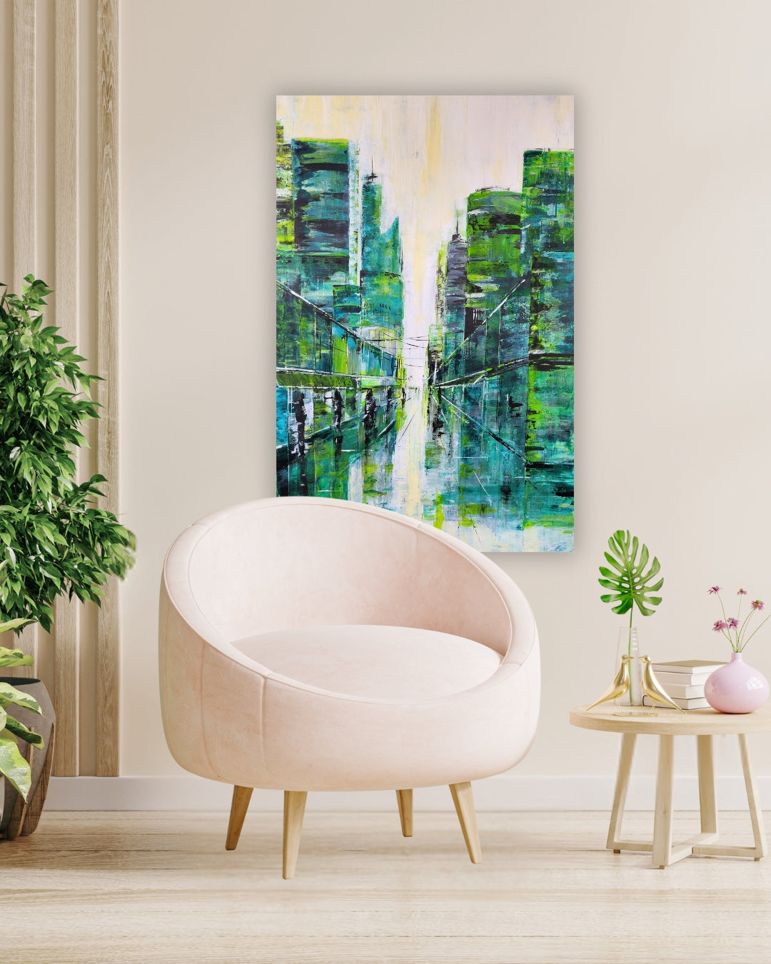 Abstrakte Stadtszenerie in Grün- und Blautönen mit weißen und gelben Akzenten, gemalt von Petra Erengil. Hochhäuser spiegeln sich auf einer nassen Oberfläche wider. Silhouetten von Personen beleben die Szene. Erhältlich bei ARTSPACER.