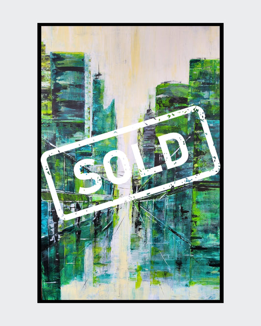 Abstrakte Stadtszenerie in Grün- und Blautönen mit weißen und gelben Akzenten, gemalt von Petra Erengil. Hochhäuser spiegeln sich auf einer nassen Oberfläche wider. Silhouetten von Personen beleben die Szene. Erhältlich bei ARTSPACER.