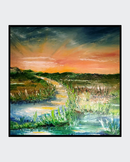 Ein quadratisches Gemälde (90x90 cm) in Öl und Acryl. Es zeigt eine idyllische Flussmündung in einer grünen Landschaft, eingefasst von dichten Büschen und Gräsern. Im Hintergrund leuchtet ein spektakulärer Sonnenuntergang in Orange- und Rosatönen, der in einen dramatisch dunklen Himmel übergeht. Die Reflexionen des Himmels im Wasser verleihen dem Bild Tiefe und eine beruhigende Atmosphäre. Künstlerin: Petra Erengil bei ARTSPACER.