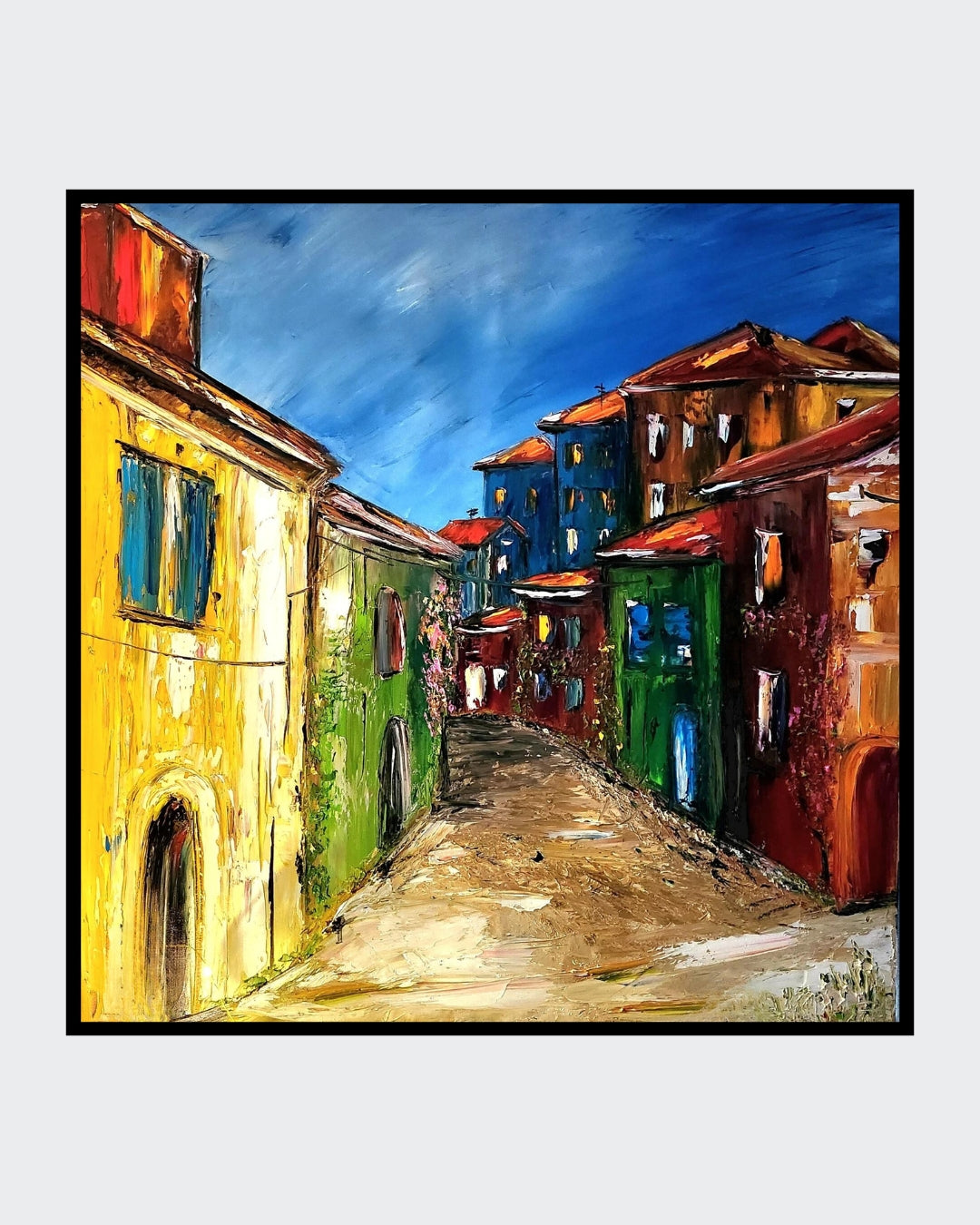 Das Gemälde “Die Pension” von Petra Erengil zeigt eine belebte Straßenszene mit mehrstöckigen Gebäuden in warmen Gelb- und Rottönen, kontrastiert von einem kühlen blauen Himmel. Die pastöse Technik verleiht dem Bild eine faszinierende Struktur. ARTSPACER