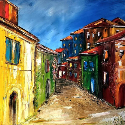 Das Gemälde “Die Pension” von Petra Erengil zeigt eine belebte Straßenszene mit mehrstöckigen Gebäuden in warmen Gelb- und Rottönen, kontrastiert von einem kühlen blauen Himmel. Die pastöse Technik verleiht dem Bild eine faszinierende Struktur. ARTSPACER