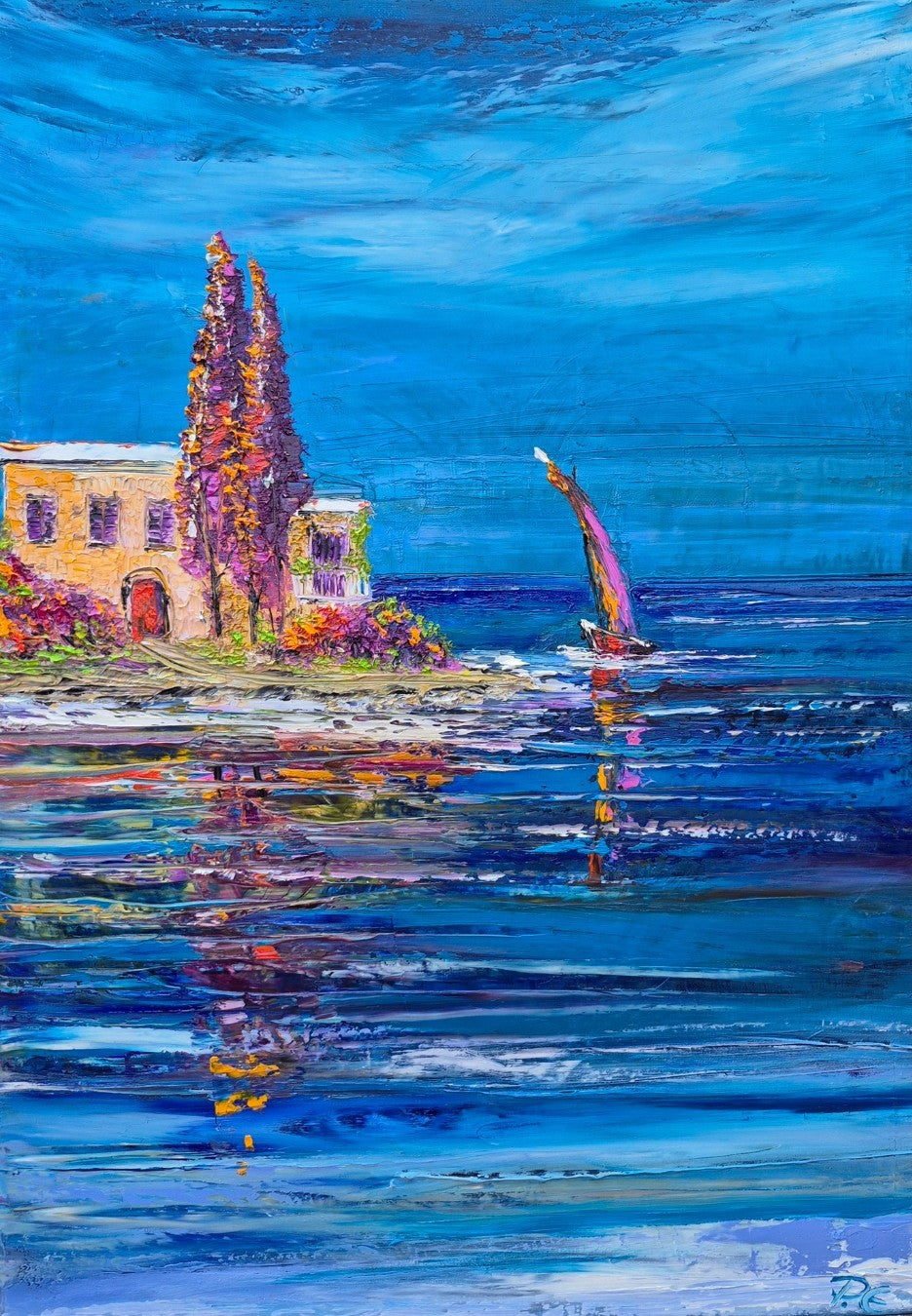 Mediterrane Ölmalerei „Hinter dem Tor“ von Petra Erengil mit geöffnetem Tor, Zypressen, farbigen Fassaden und Segelboot auf tiefblauem Meer.