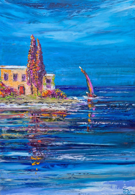 Mediterrane Ölmalerei „Hinter dem Tor“ von Petra Erengil mit geöffnetem Tor, Zypressen, farbigen Fassaden und Segelboot auf tiefblauem Meer.