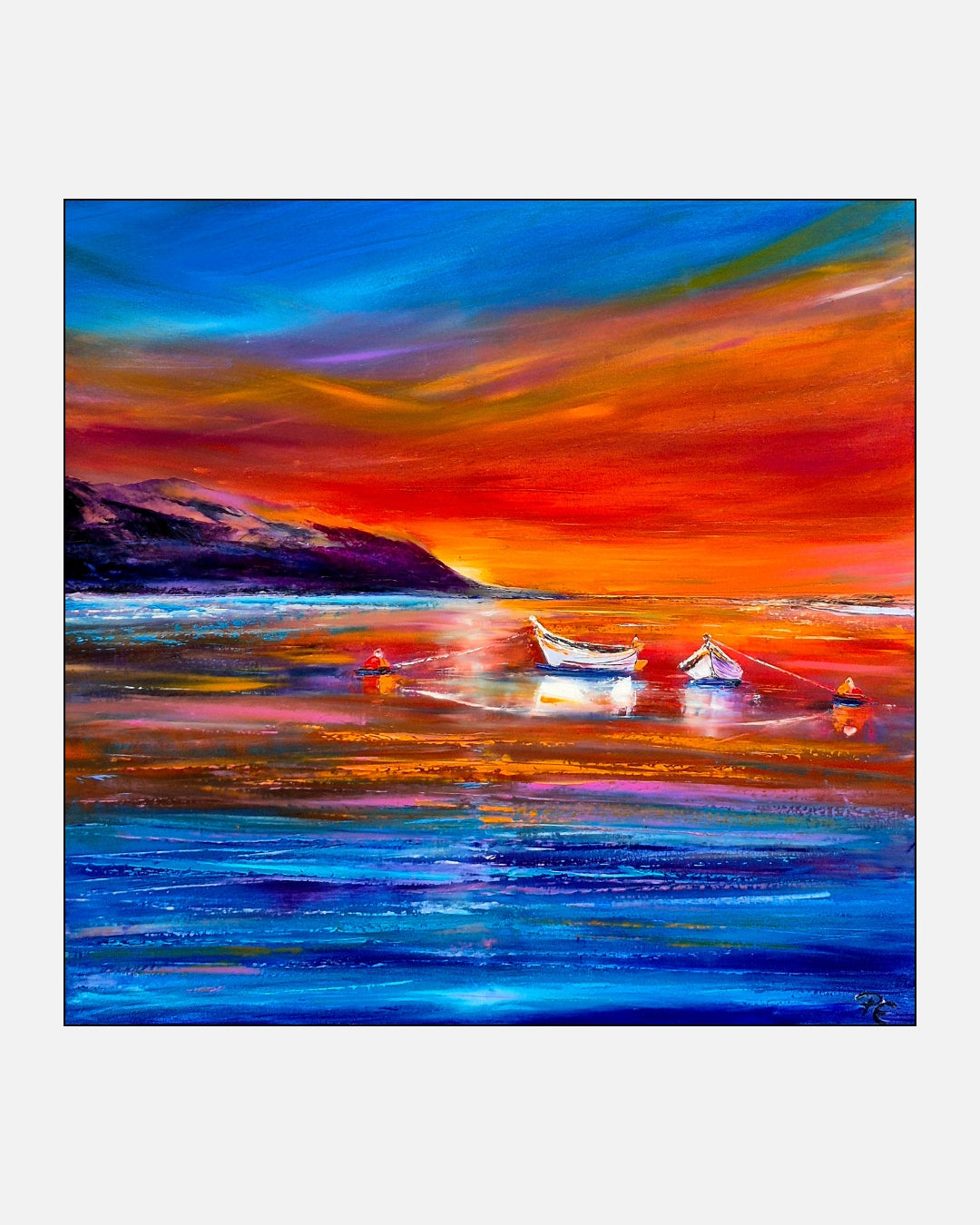 Großformatige Ölmalerei „Im Licht des Südens“ von Petra Erengil mit südlicher Küste, tiefblauem Wasser und leuchtendem Abendhimmel in Orange, Rot und Gold.