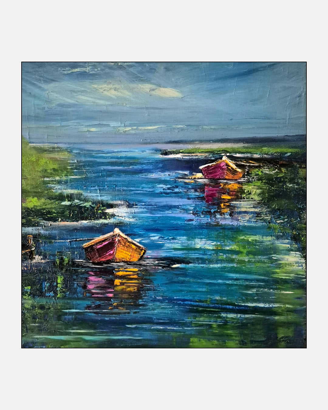 Expressive Ölmalerei „Im Stillen verankert“ von Petra Erengil mit kleinen Booten und farbigen Spiegelungen auf blau-grünem Wasser.