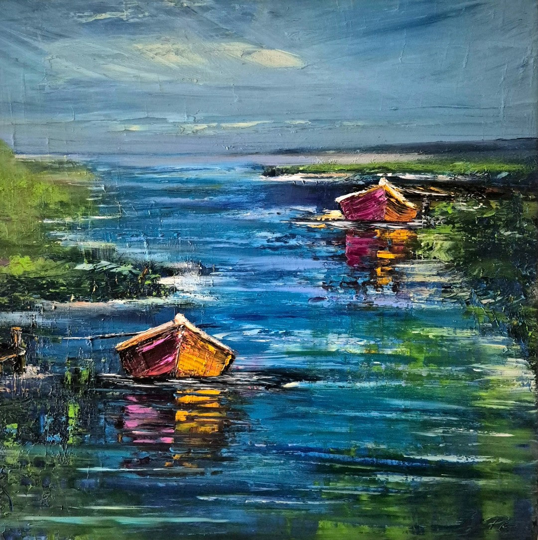 Expressive Ölmalerei „Im Stillen verankert“ von Petra Erengil mit kleinen Booten und farbigen Spiegelungen auf blau-grünem Wasser.