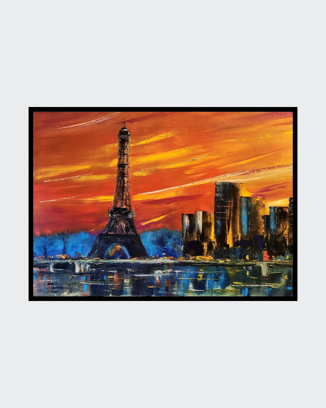 Das Gemälde “Paris” von Petra Erengil zeigt den Eiffelturm vor einem dramatischen Himmel in kräftigen Blau- und Orangetönen, mit moderner Architektur im Hintergrund. Die pastöse Technik verleiht dem Bild eine beeindruckende Textur und Tiefe. ARTSPACER