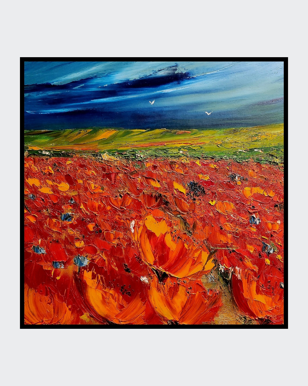 Abstraktes Ölgemälde "Sommer" von Petra Erengil, 50x50 cm. Mohnblumenfeld in Rot und Orange unter einem dunklen, stürmischen blau-grünen Himmel. Florale abstrakte Malerei. ARTSPACER
