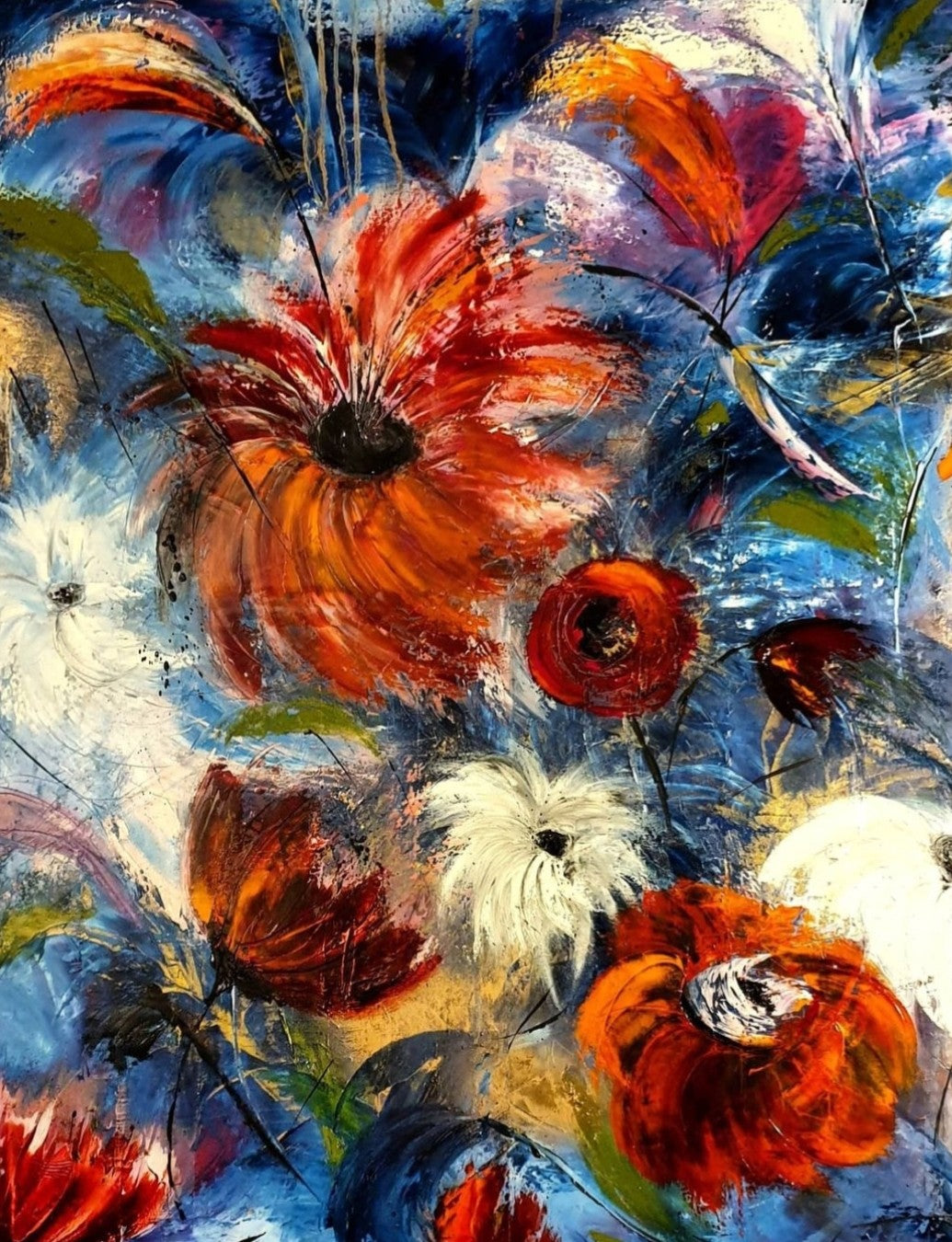 Abstraktes Ölgemälde "Traumfänger" von Petra Erengil, 115x75 cm. Leuchtend rote und weiße Spachtelblumen vor blau-weißem Hintergrund. Abstrakte florale Kunst. ARTSPACER