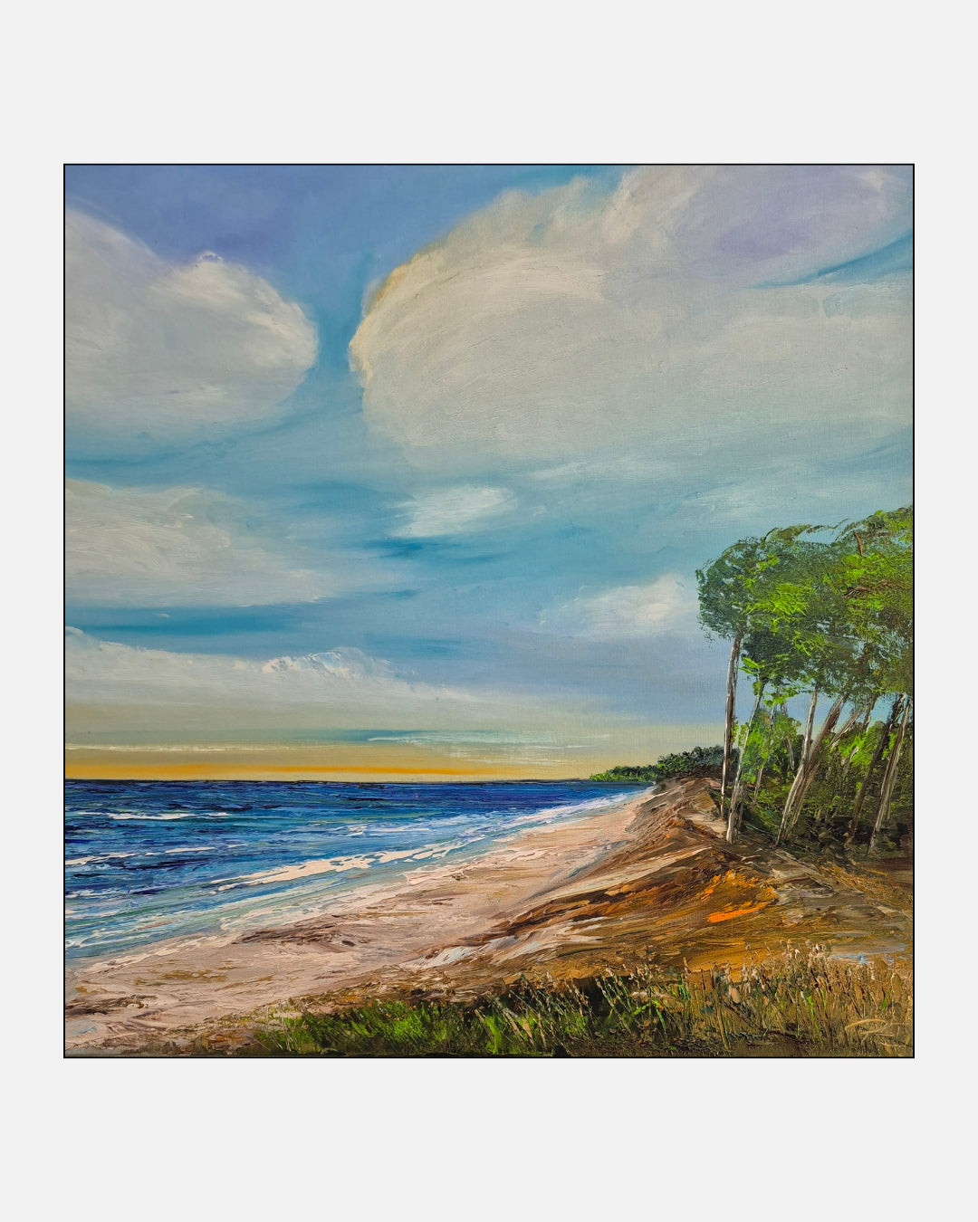 Lichtdurchflutete Ölmalerei „Weite. Wind. Freiheit.“ von Petra Erengil mit blauem Meer, hellem Strand, weitem Himmel und strukturierter Küstenlandschaft.