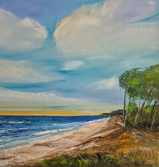 Lichtdurchflutete Ölmalerei „Weite. Wind. Freiheit.“ von Petra Erengil mit blauem Meer, hellem Strand, weitem Himmel und strukturierter Küstenlandschaft.