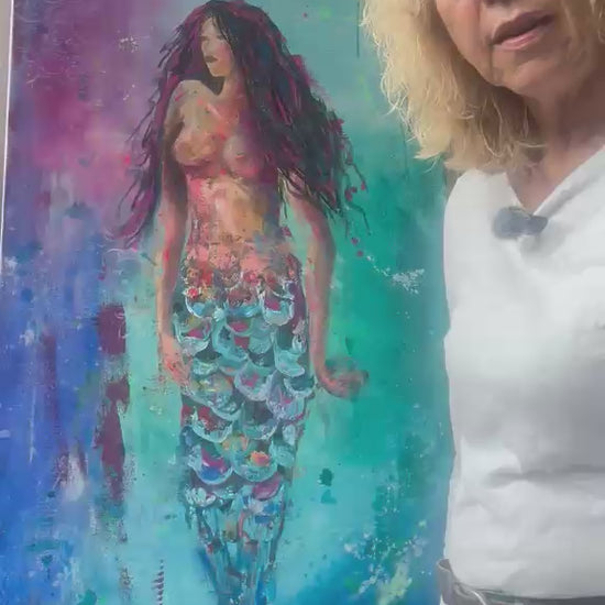 Expressiv-figurative Acrylmalerei „Zwischen den Welten“ von Susann Versteegen mit einer abstrahierten Meerjungfrauenfigur in Blau, Türkis, Pink, Orange und Grün.