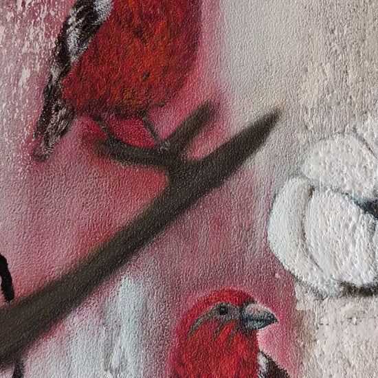 Acrylgemälde 'Neue Triebe' von Smillya Dartsch. Zwei rote Vögel sitzen auf einem Ast inmitten von stilisierten, weißen Blumen. Der Hintergrund weist eine strukturierte Oberfläche mit Vogelsand und angedeuteten Musiknoten auf. Das Gemälde ist mit einem Schattenfugenrahmen versehen und thematisiert den Beginn des Frühlings und neues Leben. Maße: 104x74 cm.