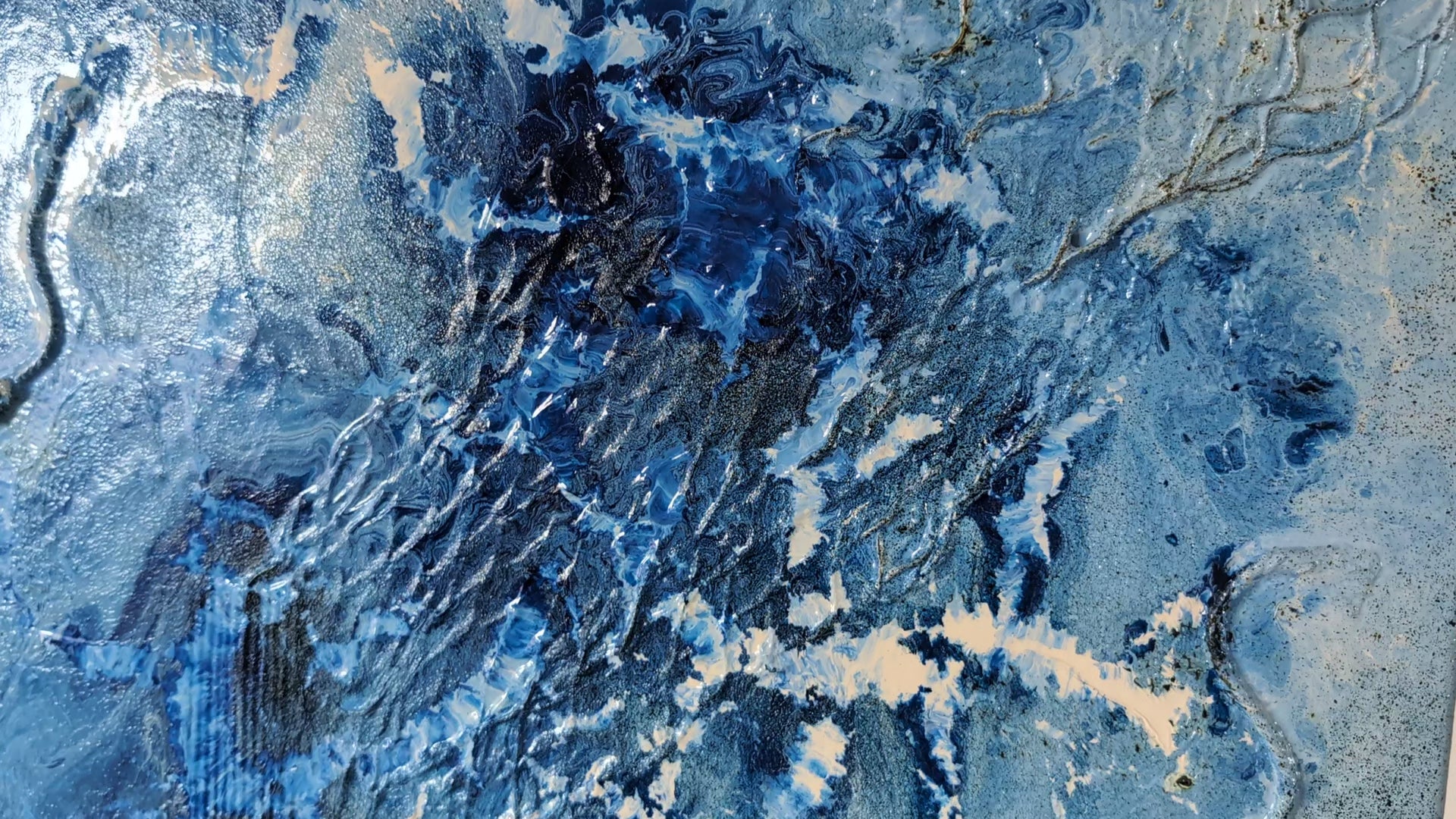 Abstraktes Gemälde „Meereswunden“ von Smillya Dartsch – in Blautönen, mit plastischen Strukturen, die die Verletzlichkeit der Meere symbolisieren.