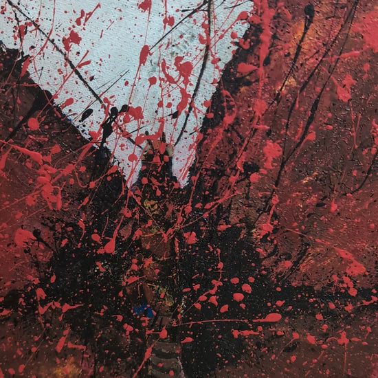 Acrylgemälde 'Im Fokus - Der Schmetterling' von Smillya Dartsch. Ein abstrakt dargestellter Schmetterling mit großen, roten Flügeln dominiert das Bild. Die Flügel sind mit dunklen und hellen Spritzern versehen, die eine dynamische Textur erzeugen. Der Hintergrund ist in einem hellen, silbrigen Ton gehalten. Das Gemälde thematisiert die Bedrohung von Schmetterlingen durch Umweltzerstörung und Klimawandel. Es ist mit einem Glanzfirnis versiegelt und wird mit zwei Keilrahmenaufhängern geliefert. Maße: 80x80 cm
