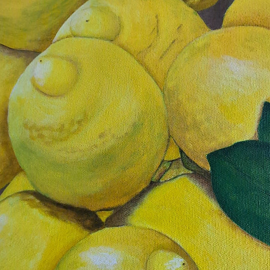 Acrylgemälde 'Ernte' von Smillya Dartsch. Eine detailreiche Darstellung von Zitronen, die sich zu einem Haufen auftürmen. Die Früchte sind in leuchtenden Gelbtönen gemalt, mit Schattierungen, die ihre Rundungen betonen. Einige grüne Blätter sind am unteren Rand des Bildes zu sehen. Das Gemälde ist auf einem Keilrahmen mit den Maßen 60x40 cm gefertigt.