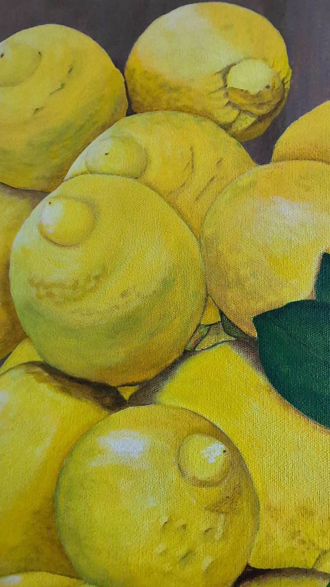 Acrylgemälde 'Ernte' von Smillya Dartsch. Eine detailreiche Darstellung von Zitronen, die sich zu einem Haufen auftürmen. Die Früchte sind in leuchtenden Gelbtönen gemalt, mit Schattierungen, die ihre Rundungen betonen. Einige grüne Blätter sind am unteren Rand des Bildes zu sehen. Das Gemälde ist auf einem Keilrahmen mit den Maßen 60x40 cm gefertigt.