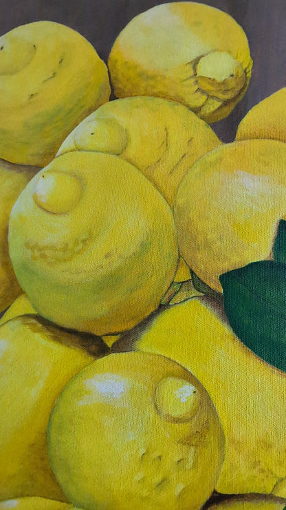 Acrylgemälde 'Ernte' von Smillya Dartsch. Eine detailreiche Darstellung von Zitronen, die sich zu einem Haufen auftürmen. Die Früchte sind in leuchtenden Gelbtönen gemalt, mit Schattierungen, die ihre Rundungen betonen. Einige grüne Blätter sind am unteren Rand des Bildes zu sehen. Das Gemälde ist auf einem Keilrahmen mit den Maßen 60x40 cm gefertigt.