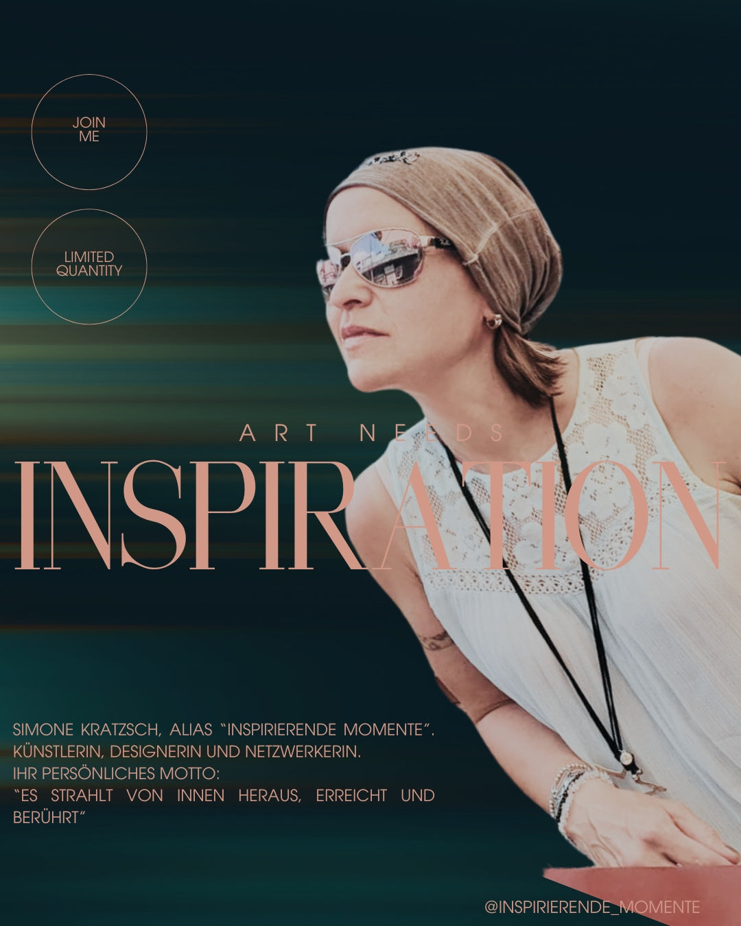 Person in weißem ärmellosen Oberteil vor einem grafischen Hintergrund mit dem Schriftzug „Inspiration“; modernes Layout mit Typografie‑Elementen und künstlerischem Design.