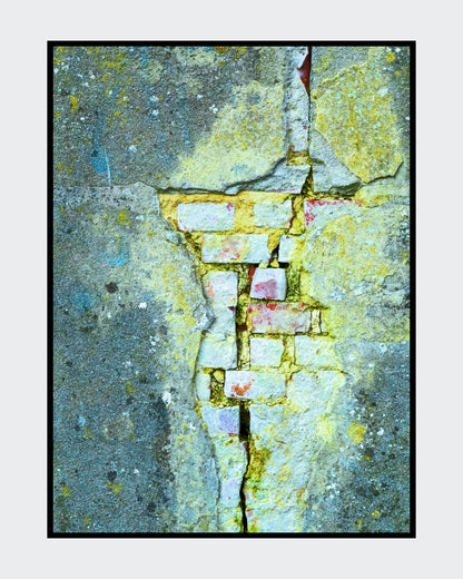 Digitale Fotografie "Alles ist vergänglich" von Ralf Sempf auf Leinwand mit Keilrahmen, 80x60 cm. Das Werk zeigt eine Nahaufnahme einer alten, verwitterten Wand mit einem langen Riss. Die Farbgebung in Türkis-, Gelb- und Grüntönen verstärkt den Eindruck von Verfall und Zerbrechlichkeit. 