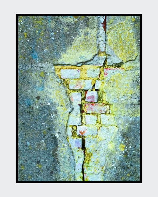 Digitale Fotografie "Alles ist vergänglich" von Ralf Sempf auf Leinwand mit Keilrahmen, 80x60 cm. Das Werk zeigt eine Nahaufnahme einer alten, verwitterten Wand mit einem langen Riss. Die Farbgebung in Türkis-, Gelb- und Grüntönen verstärkt den Eindruck von Verfall und Zerbrechlichkeit. 