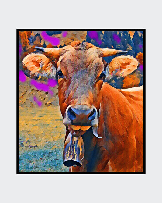 Digitale Fotografie einer braunen Kuh mit großen Augen und herausgestreckter Zunge. Der Hintergrund ist verschwommen und in warmen Farben gehalten. Die Kuh trägt eine Kuhglocke um den Hals. Von Ralf Sempf beiARTSPACER