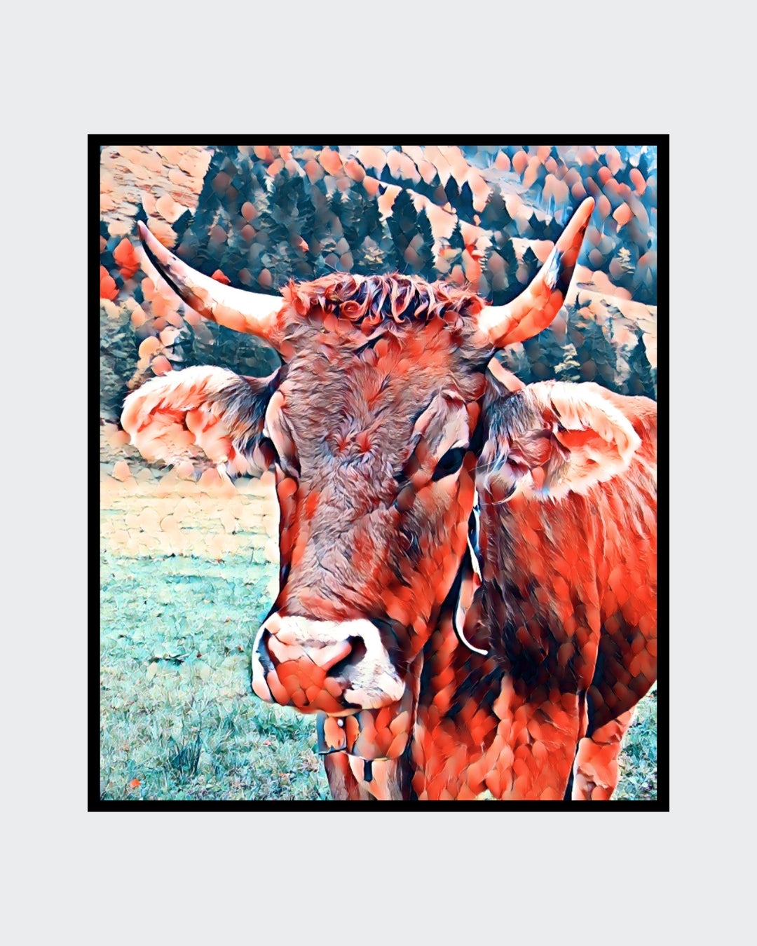 Das Bild zeigt eine Nahaufnahme einer braunen Kuh vor einem verschwommenen Hintergrund. Die Kuh hat große Hörner und ein Glocke um den Hals. Ihr Fell ist in verschiedenen Rottönen gehalten und wirkt fast wie ein Mosaik aus kleinen, unregelmäßigen Formen. Der Hintergrund lässt erahnen, dass sich die Kuh auf einer Weide mit grünen Grasflecken befindet. Im Hintergrund sind verschwommene Formen zu erkennen, die an Bäume erinnern könnten. 