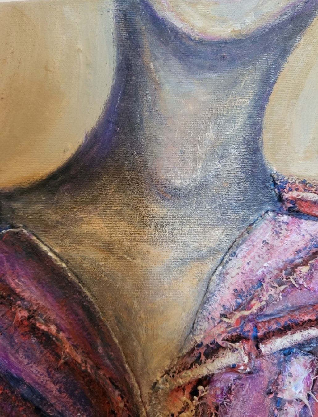 Expressive Fashion Art „Anziehend“ von Rovena Roveli D’Arco mit einer Jackenform aus Acryl, Textil und Pelz in Violett, Pink, Blau und Rot.