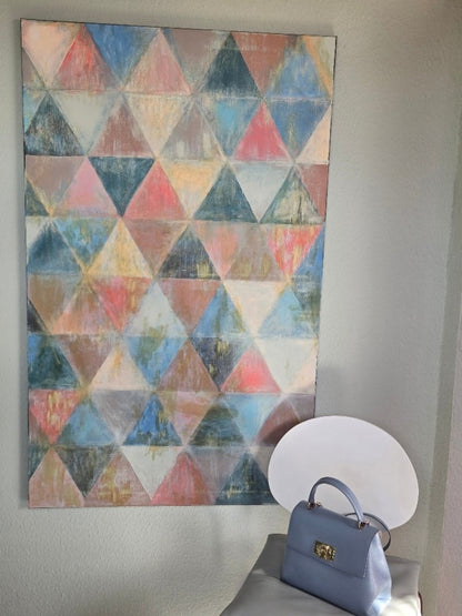 Geometrisch-abstrakte Acrylmalerei „Das Patchwork der Zeit“ von Rovena Roveli D’Arco in Creme, Rot, Salbeigrün, Hellblau und Grau.