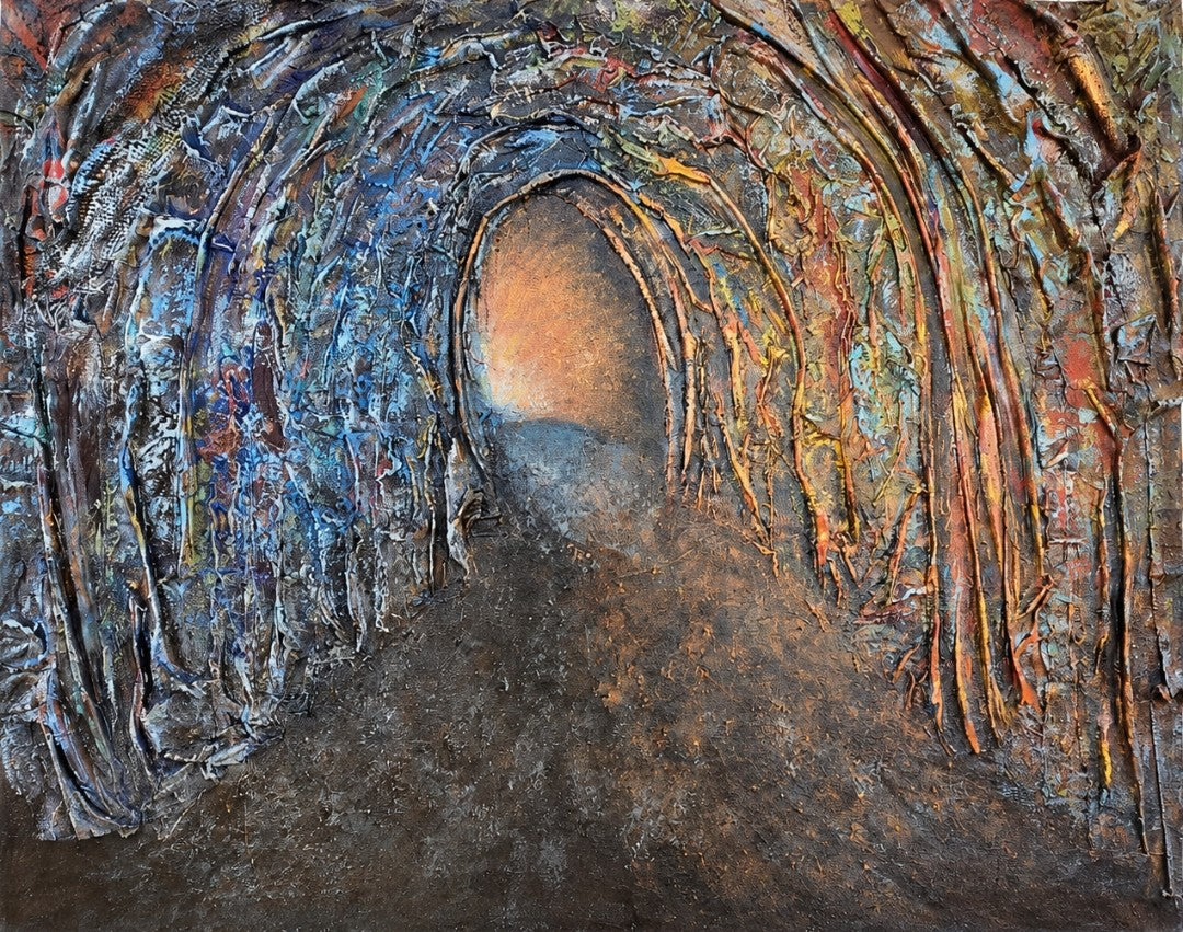 Reliefartige abstrakte Mischtechnik „Der Atem der Tiefe“ von Rovena Roveli D’Arco mit Textil, Steinchen und Acryl in Blau, Rot, Schwarz und Gold.