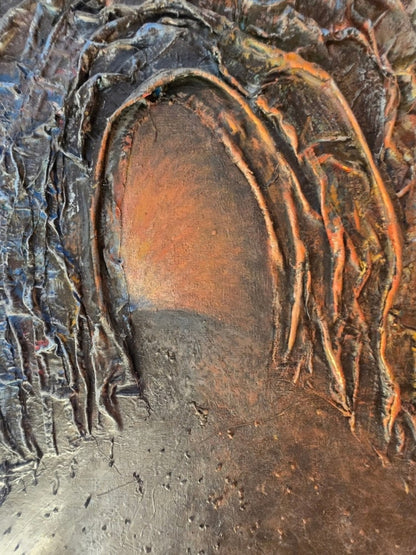 Reliefartige abstrakte Mischtechnik „Der Atem der Tiefe“ von Rovena Roveli D’Arco mit Textil, Steinchen und Acryl in Blau, Rot, Schwarz und Gold.