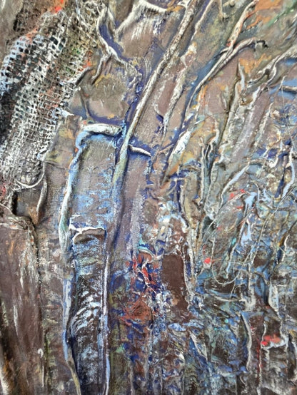 Reliefartige abstrakte Mischtechnik „Der Atem der Tiefe“ von Rovena Roveli D’Arco mit Textil, Steinchen und Acryl in Blau, Rot, Schwarz und Gold.