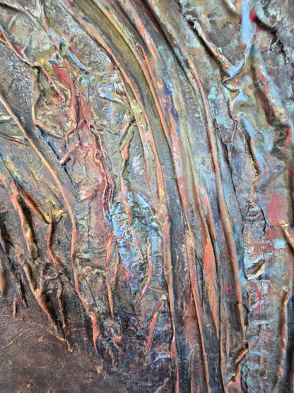 Reliefartige abstrakte Mischtechnik „Der Atem der Tiefe“ von Rovena Roveli D’Arco mit Textil, Steinchen und Acryl in Blau, Rot, Schwarz und Gold.