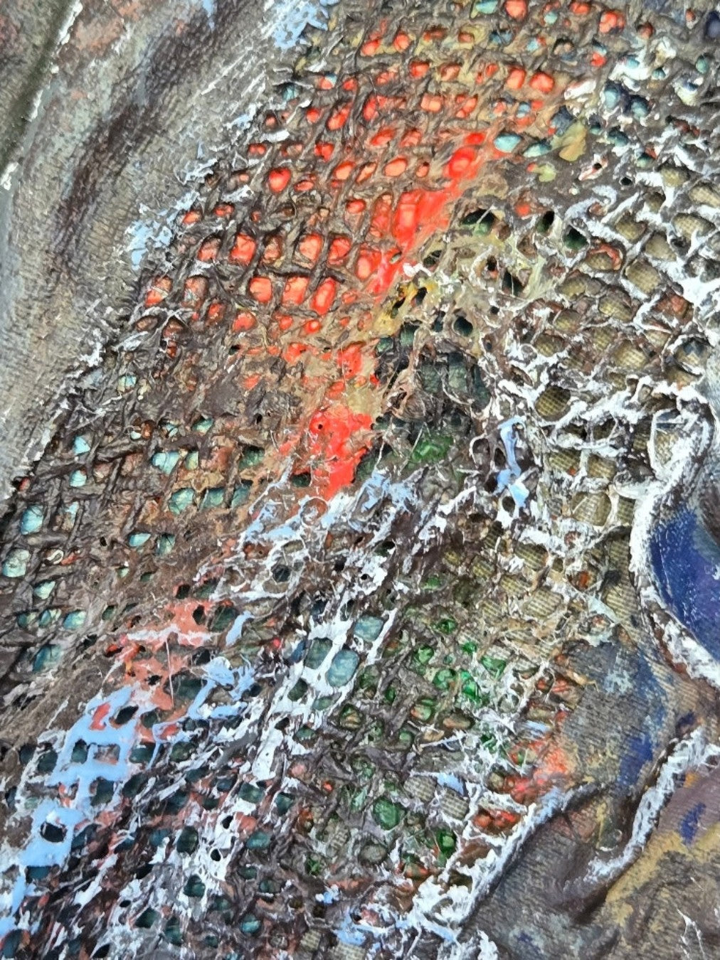 Reliefartige abstrakte Mischtechnik „Der Atem der Tiefe“ von Rovena Roveli D’Arco mit Textil, Steinchen und Acryl in Blau, Rot, Schwarz und Gold.