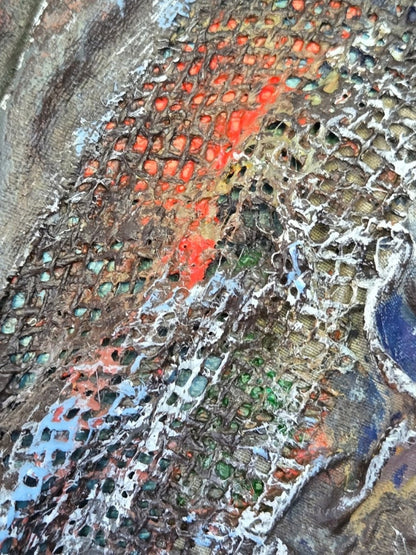 Reliefartige abstrakte Mischtechnik „Der Atem der Tiefe“ von Rovena Roveli D’Arco mit Textil, Steinchen und Acryl in Blau, Rot, Schwarz und Gold.