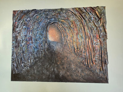 Reliefartige abstrakte Mischtechnik „Der Atem der Tiefe“ von Rovena Roveli D’Arco mit Textil, Steinchen und Acryl in Blau, Rot, Schwarz und Gold.