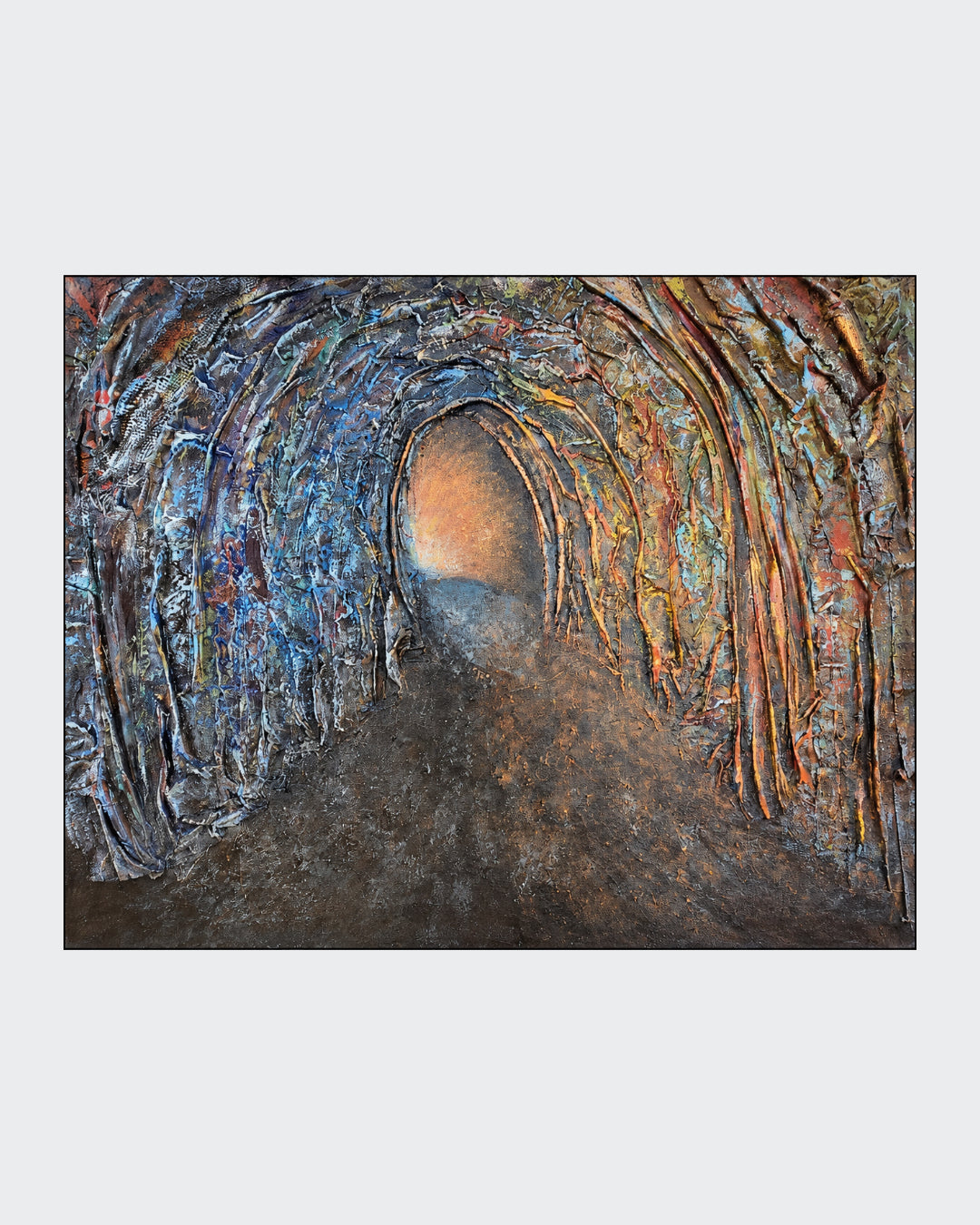 Reliefartige abstrakte Mischtechnik „Der Atem der Tiefe“ von Rovena Roveli D’Arco mit Textil, Steinchen und Acryl in Blau, Rot, Schwarz und Gold.