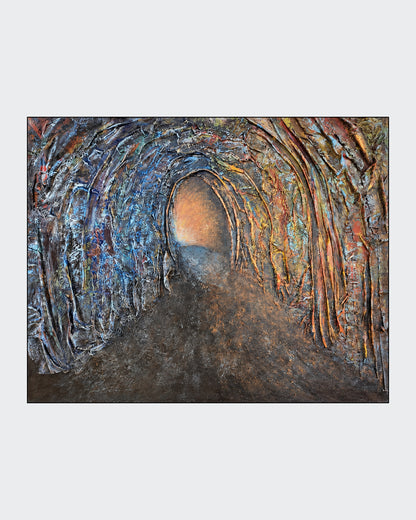Reliefartige abstrakte Mischtechnik „Der Atem der Tiefe“ von Rovena Roveli D’Arco mit Textil, Steinchen und Acryl in Blau, Rot, Schwarz und Gold.