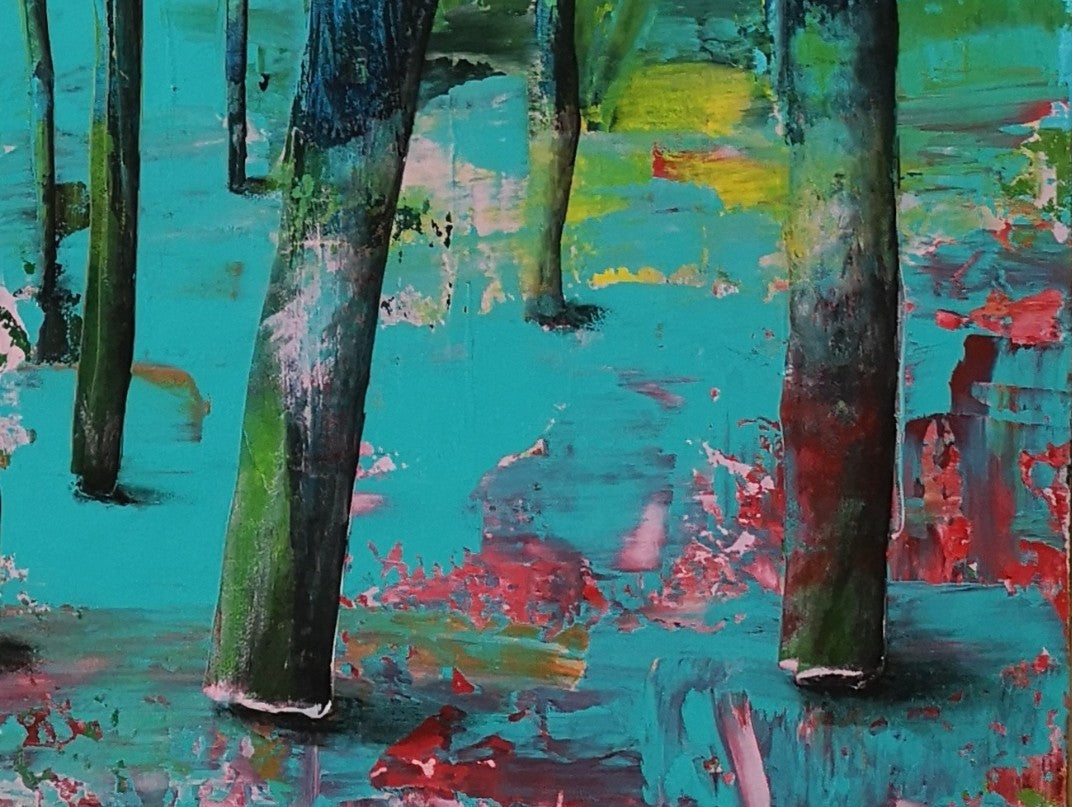 Quadratisches Acrylbild Let‘s have a walk. Baumstämme vor einem leuchtenden Hintergrund aus Türkis, Orange und Gelb. Abstrakte, optimistische Waldkomposition.