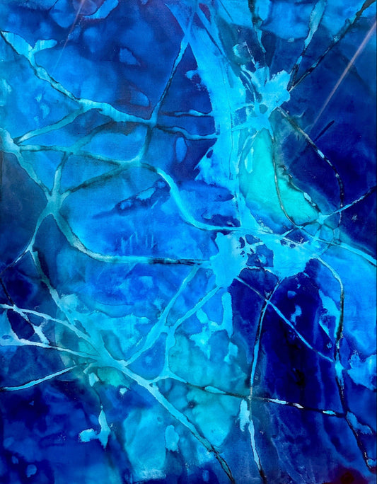 Abstraktes Acrylbild in leuchtendem Blau mit netzartigen Strukturen, „Through the blue“ von Sabine Hoch-Himmighofen.